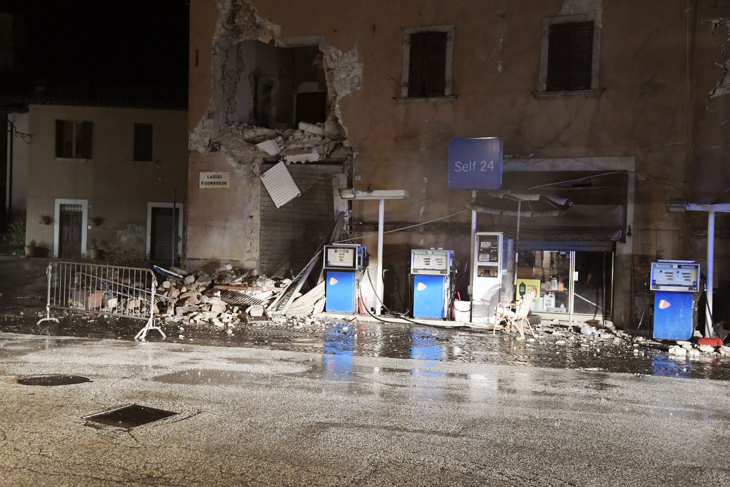 &nbsp;I crolli a Visso, terremoto Italia centrale (foto Afp)