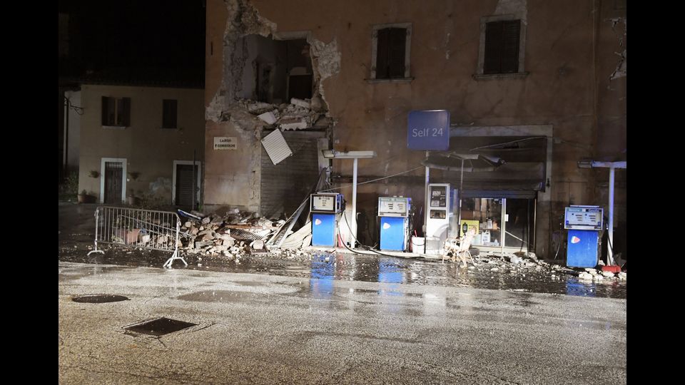 &nbsp;I crolli a Visso, terremoto Italia centrale (foto Afp)