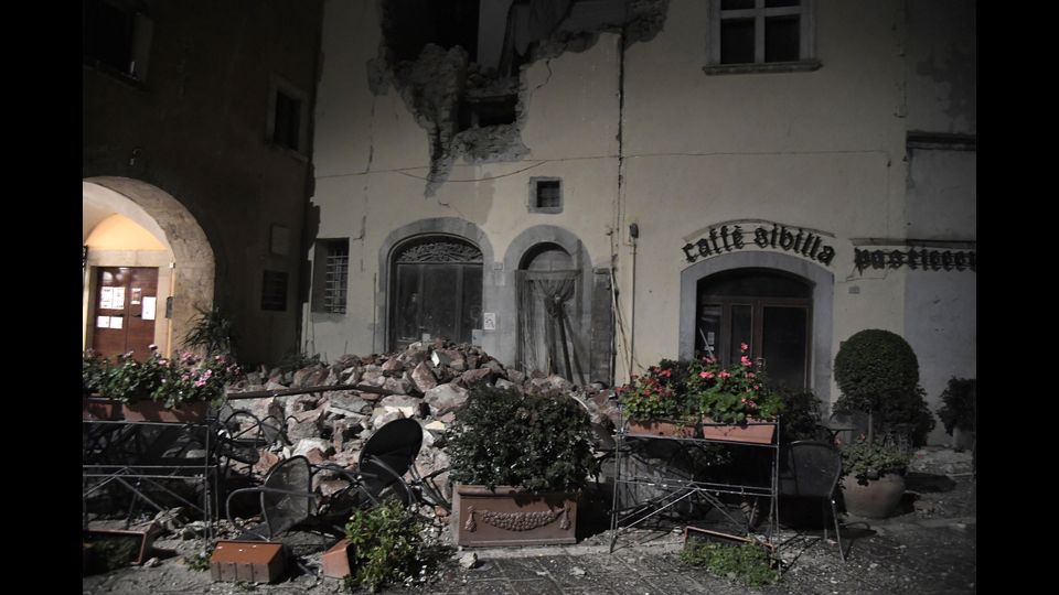 I crolli a &nbsp;Visso, terremoto Italia centrale (foto Afp)