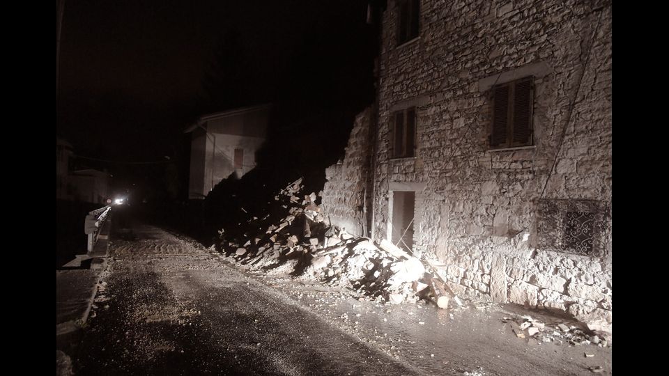 &nbsp;I crolli a Visso, terremoto Italia centrale (foto Afp)