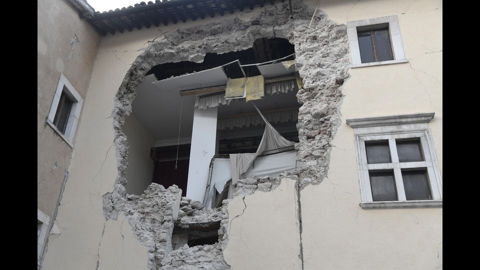 &nbsp;I crolli a Visso, terremoto Italia centrale (foto Afp)