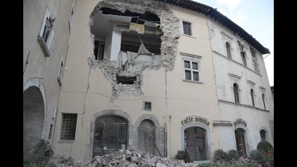 &nbsp;I crolli a Visso, terremoto Italia centrale (foto Afp)