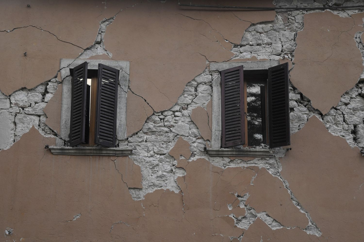 &nbsp;I crolli a Visso, terremoto Italia centrale (foto Afp)