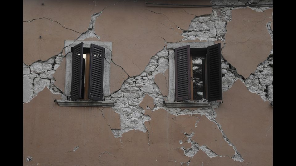 &nbsp;I crolli a Visso, terremoto Italia centrale (foto Afp)