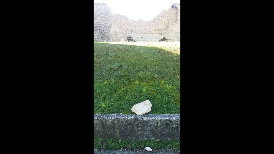 Terremoto Italia centrale, Norcia il crollo delle mura di cinta &nbsp;(foto di Marco Traini, Agi) 27 ottobre 2016