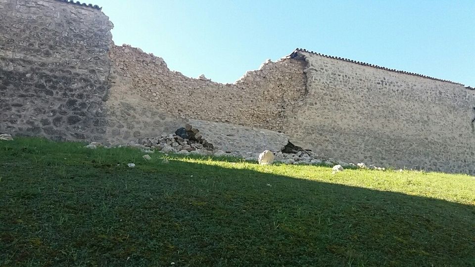 Terremoto Italia centrale Norcia, crollo delle mura di cinta (foto di Marco Traini, Agi) 27 ottobre 2016