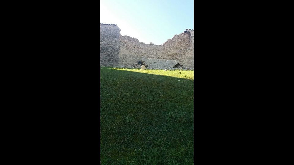 Terremoto Italia centrale Norcia, crollo delle mura di cinta (foto di Marco Traini, Agi)&nbsp;27 ottobre 2016