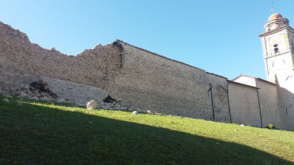 Terremoto Italia centrale Norcia, crollo delle mura di cinta (foto di Marco Traini, Agi)&nbsp;27 ottobre 2016
