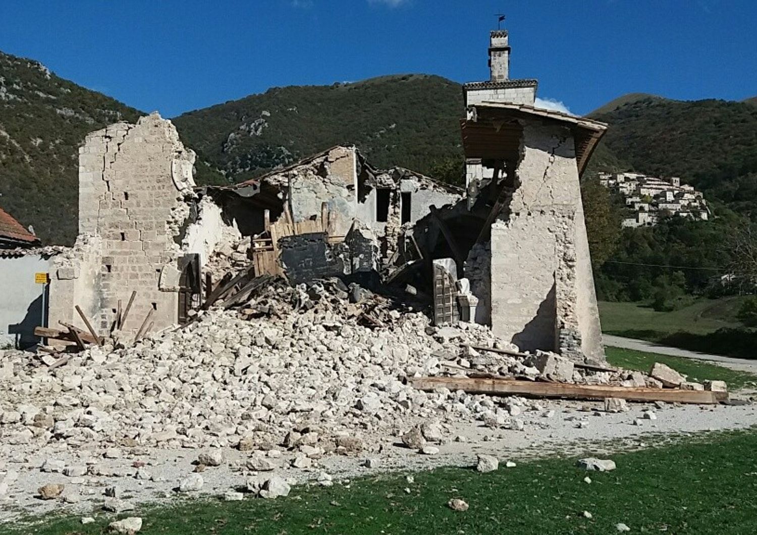 &nbsp;Terremoto Italia centrale, Chiesa crollata a Campi di Norcia&nbsp;(foto di Marco Traini, Agi)&nbsp;27 ottobre 2016