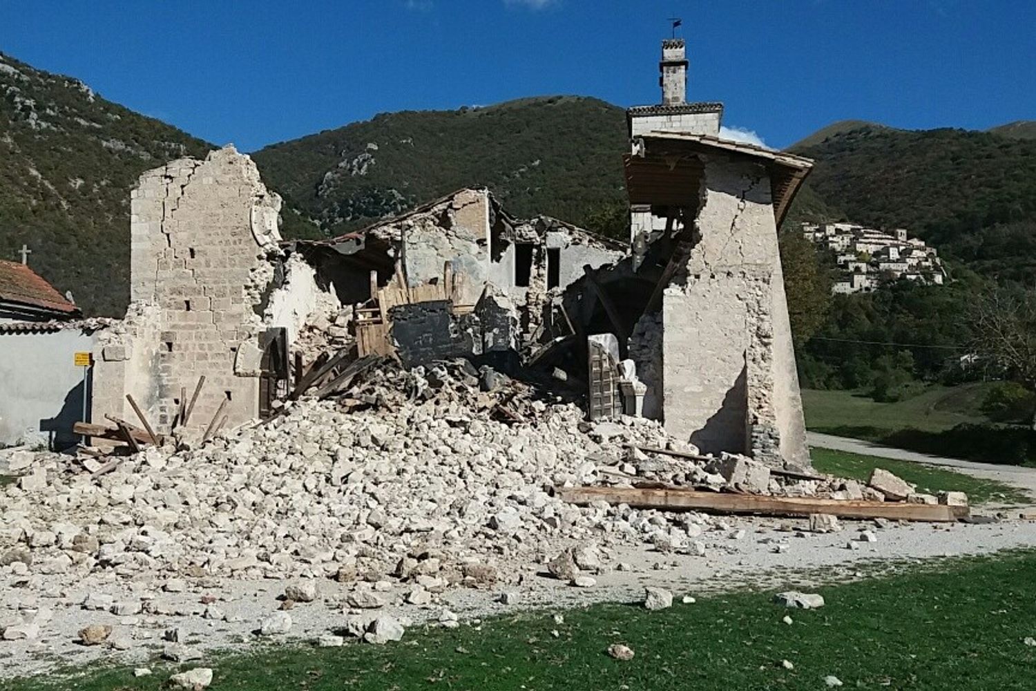 &nbsp;Terremoto Italia centrale, Chiesa crollata a Campi di Norcia&nbsp;(foto di Marco Traini, Agi)&nbsp;27 ottobre 2016