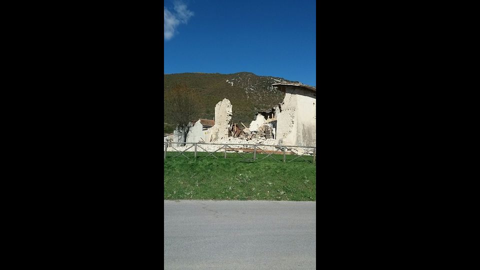 &nbsp;&nbsp;Terremoto Italia centrale, Chiesa crollata a Campi di Norcia&nbsp;(foto di Marco Traini, Agi)&nbsp;27 ottobre 2016