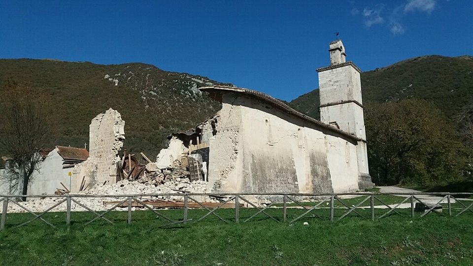 &nbsp;&nbsp;Terremoto Italia centrale, Chiesa crollata a Campi di Norcia&nbsp;(foto di Marco Traini, Agi)&nbsp;27 ottobre 2016