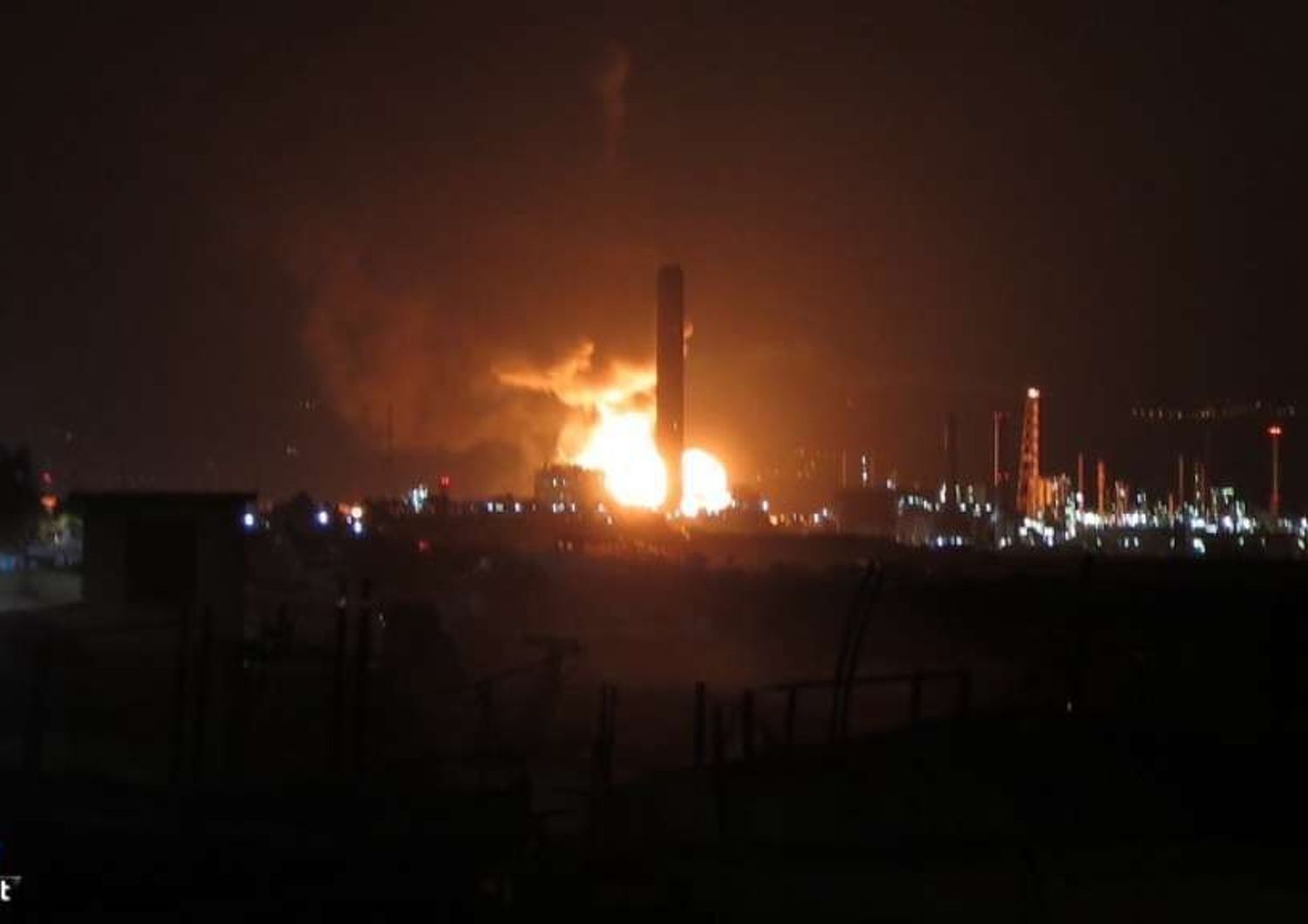 In fiamme raffineria a Milazzo, rogo sotto controllo - Video