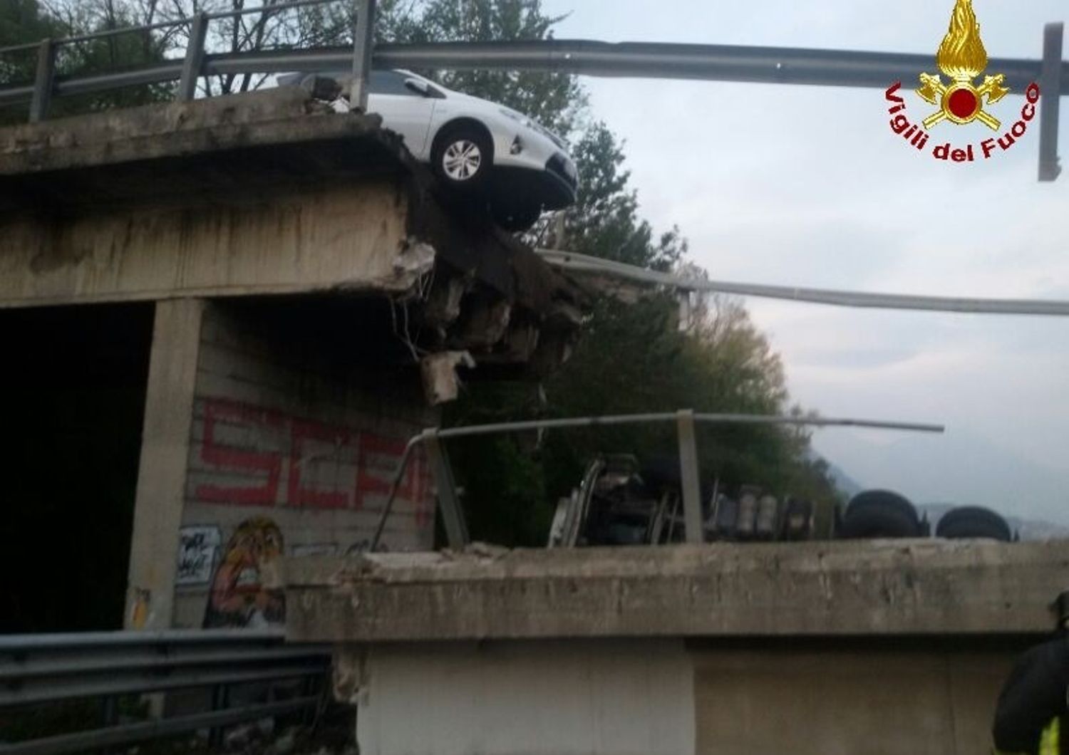 In Brianza cavalcavia cede al passaggio del Tir, schiacciata un'auto