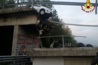 In Brianza cavalcavia cede al passaggio del Tir, schiacciata un'auto