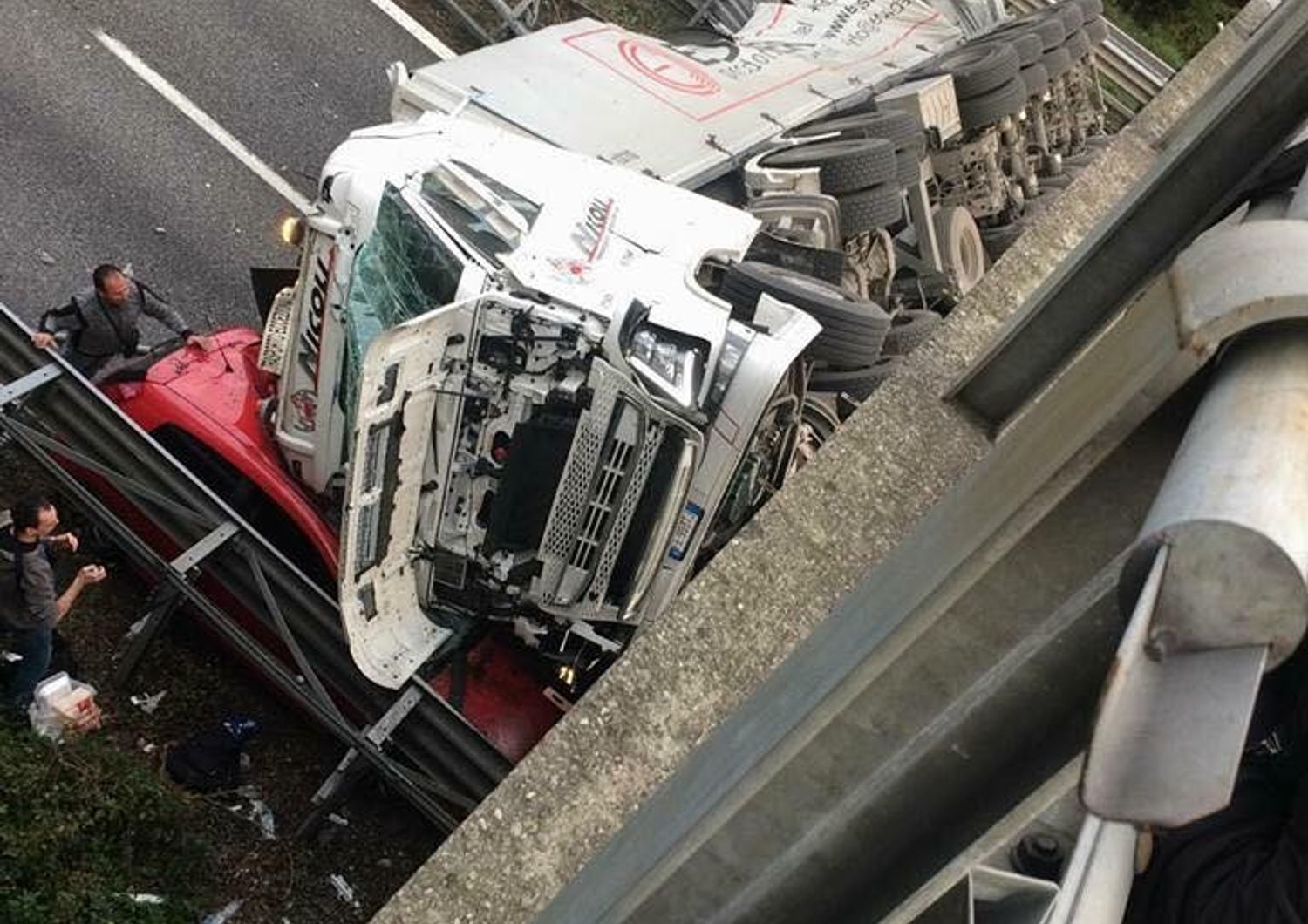 In Brianza cavalcavia cede al passaggio di un Tir, schiacciata un'auto (foto Facebook)&nbsp;