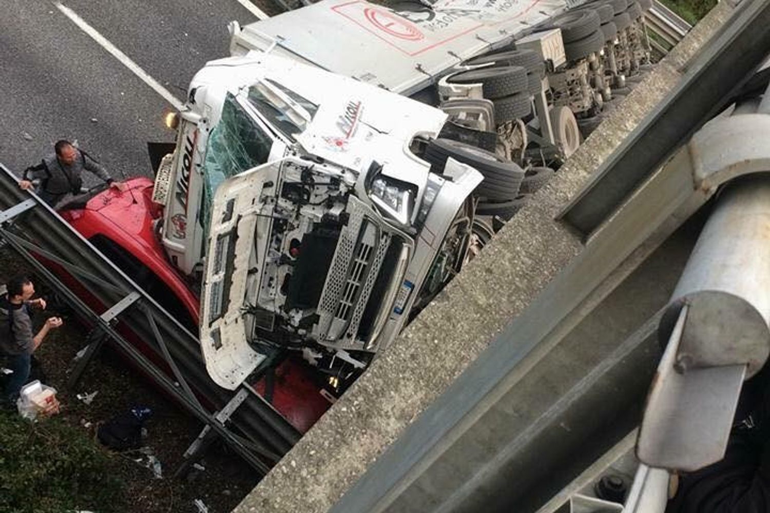 In Brianza cavalcavia cede al passaggio di un Tir, schiacciata un'auto (foto Facebook)&nbsp;
