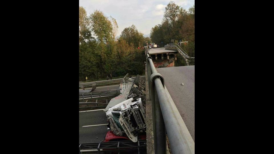 &nbsp;In Brianza cavalcavia cede al passaggio di un Tir, schiacciata un'auto (foto Facebook)