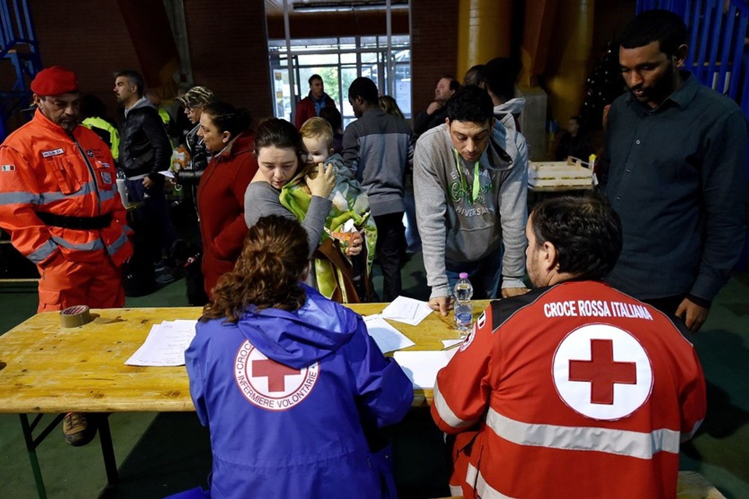 &nbsp; terremoto marche sisma macerata terremotati sfollati soccorsi vigili del fuoco croce rossa  (afp)