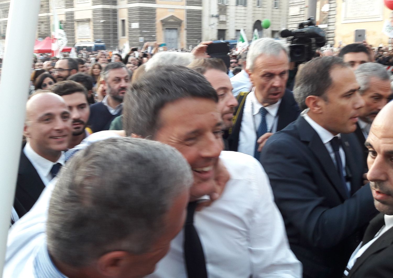 Renzi lascia la manifestazione per il si al referendum piazza del popolo (foto da Paolo Molinari) 29 ottobre 2016&nbsp;