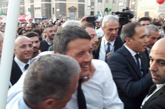 Renzi lascia la manifestazione per il si al referendum piazza del popolo (foto da Paolo Molinari) 29 ottobre 2016&nbsp;