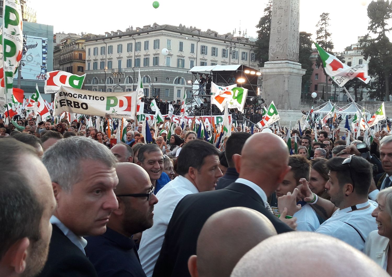 Renzi lascia la manifestazione per il si al referendum piazza del popolo (foto da Paolo Molinari) 29 ottobre 2016  2&nbsp;