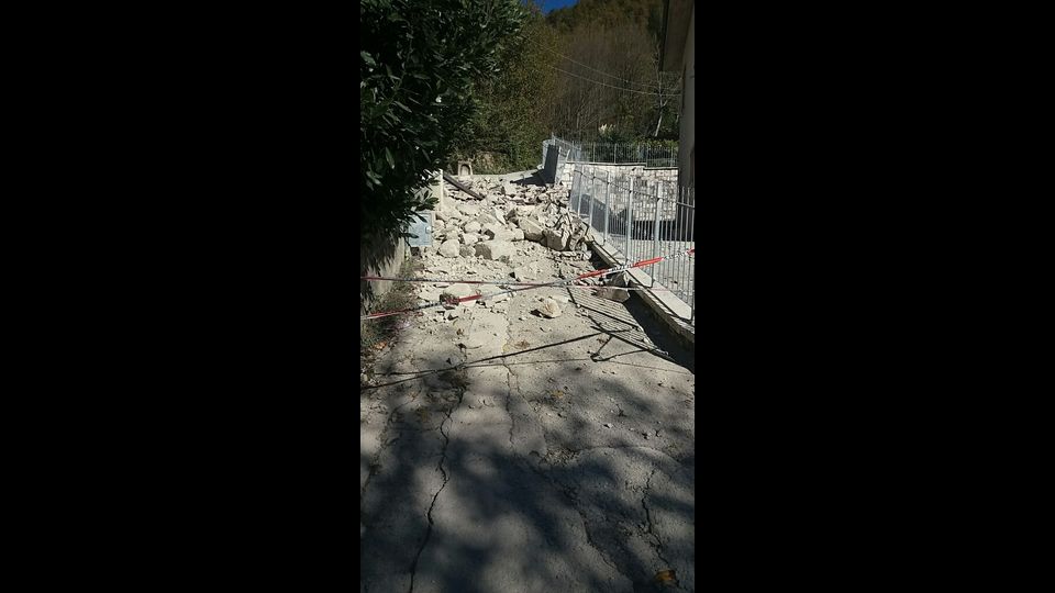 &nbsp; Terremoto, case distrutte Arquata Tronto (foto di Marco Traini, Agi) 30 ottobre 2016