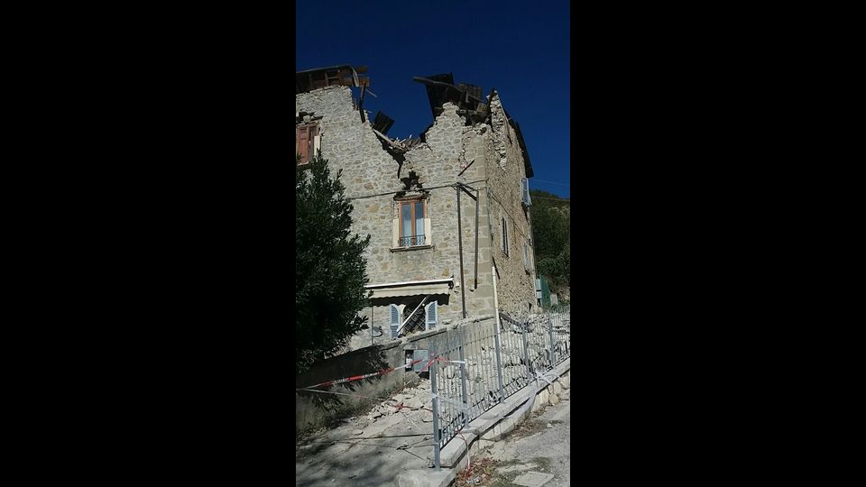 &nbsp; Terremoto, case distrutte Arquata Tronto (foto di Marco Traini, Agi) 30 ottobre 2016