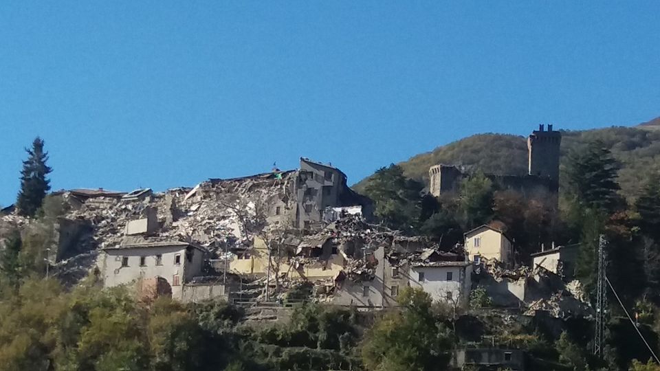 &nbsp; Terremoto centro Italia, Borgo di Arquata distrutto (foto di Marco Traini, Agi) 30 ottobre 2016