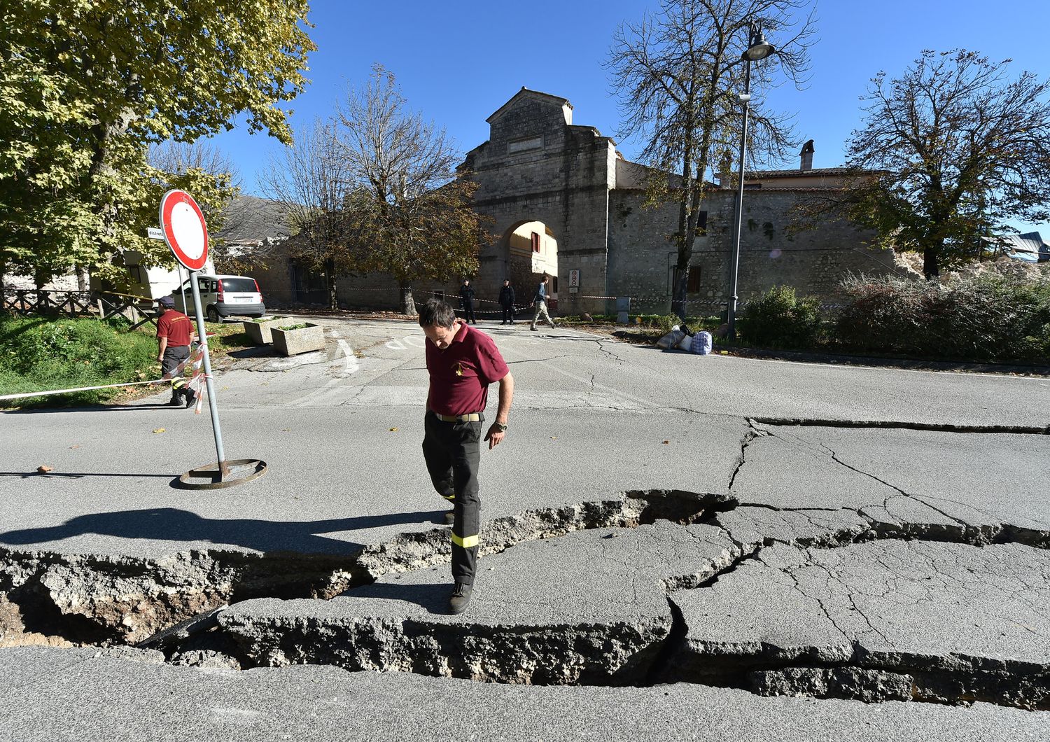 &nbsp;Strada appena fuori il centro di Norcia, dopo il &nbsp;terremoto di magnitudo 6,6 (Afp) 30 ottobre 2016