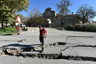 &nbsp;Strada appena fuori il centro di Norcia, dopo il &nbsp;terremoto di magnitudo 6,6 (Afp) 30 ottobre 2016