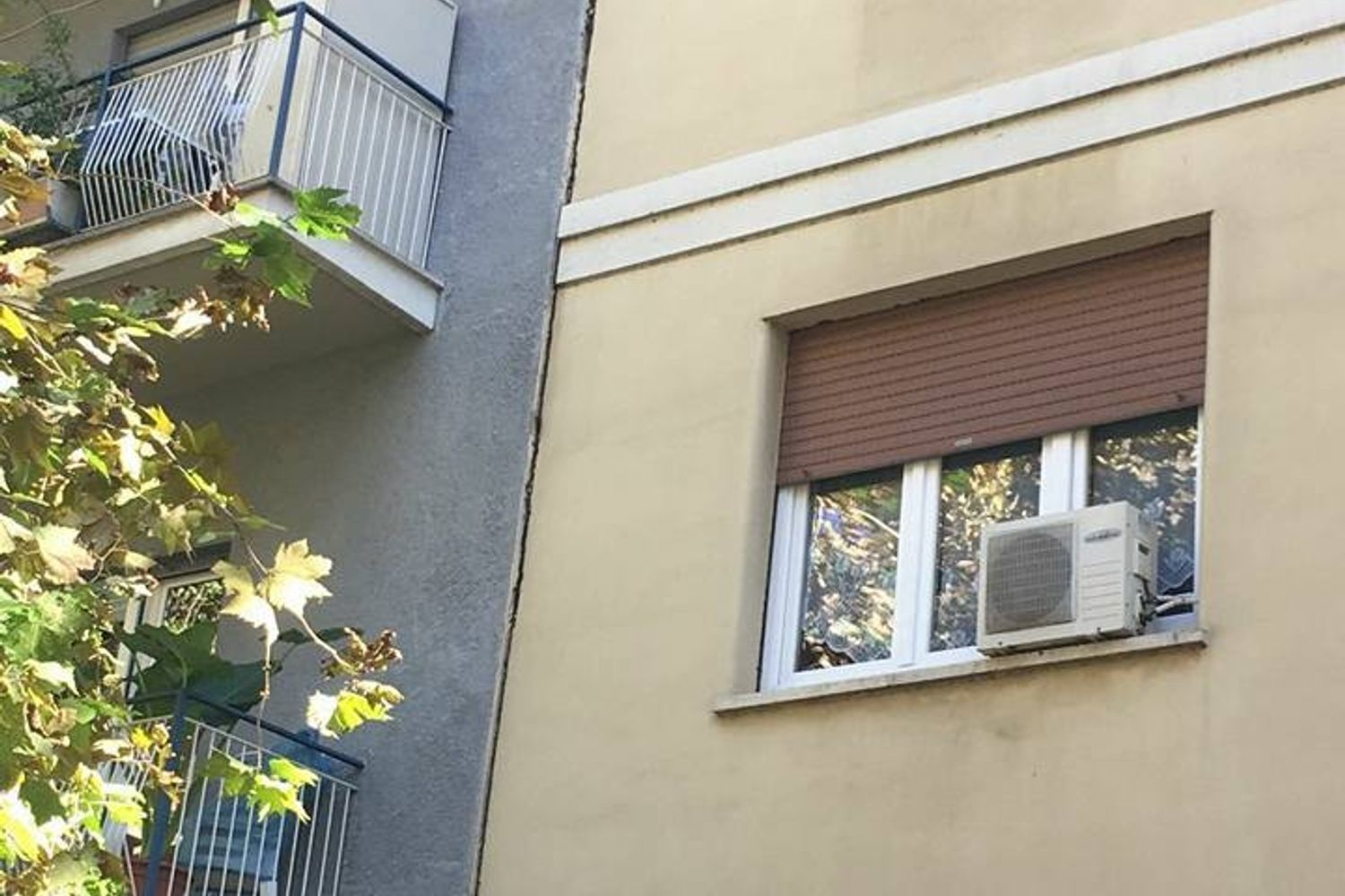 &nbsp;Palazzi separati da crepa in via Oderisi da Gubbio (Foto Luisa Berti)