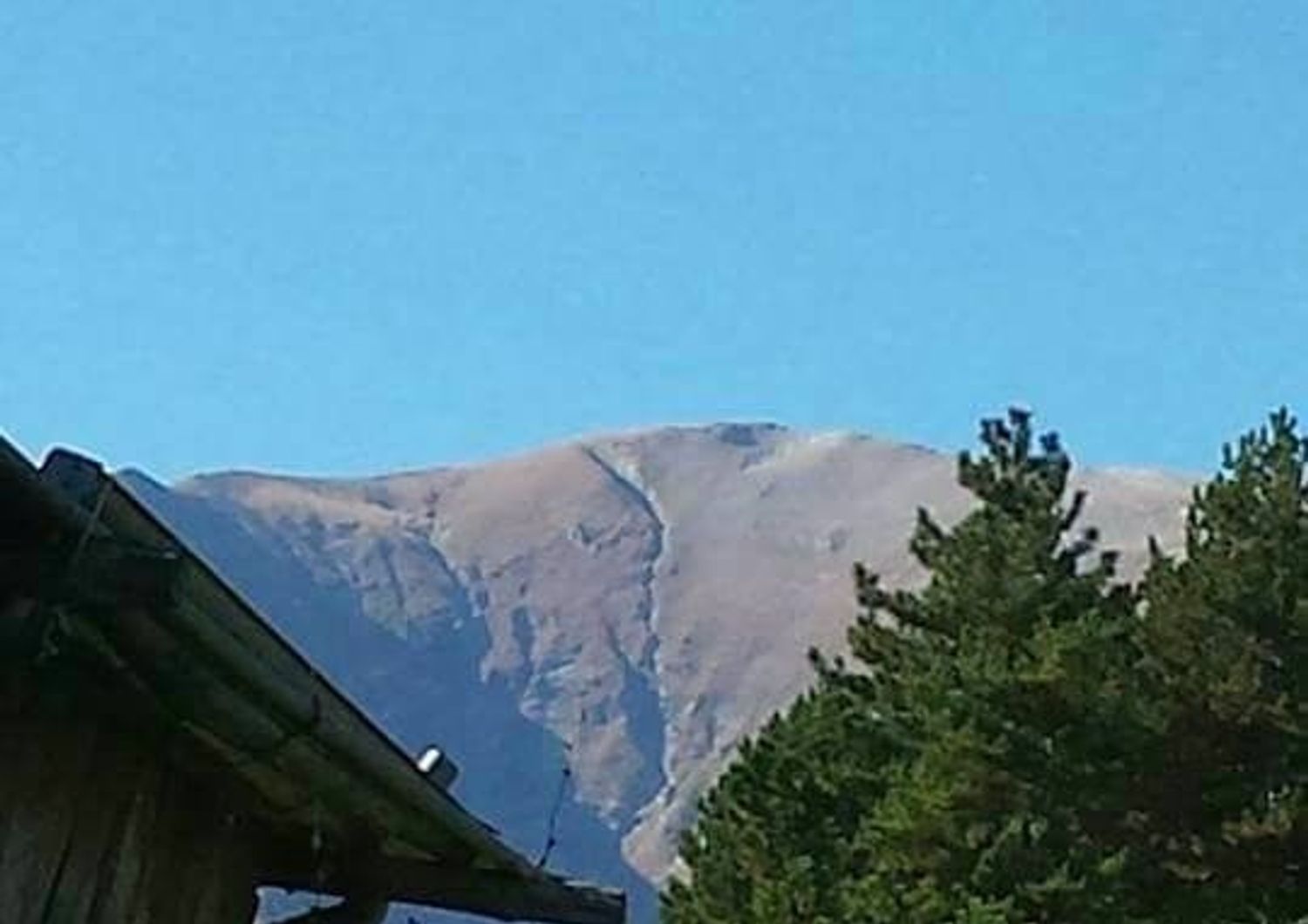 Terremoto Marche Umbria lo spacco della montagna (foto di Paolo Giomi) 30 ottobre 2016