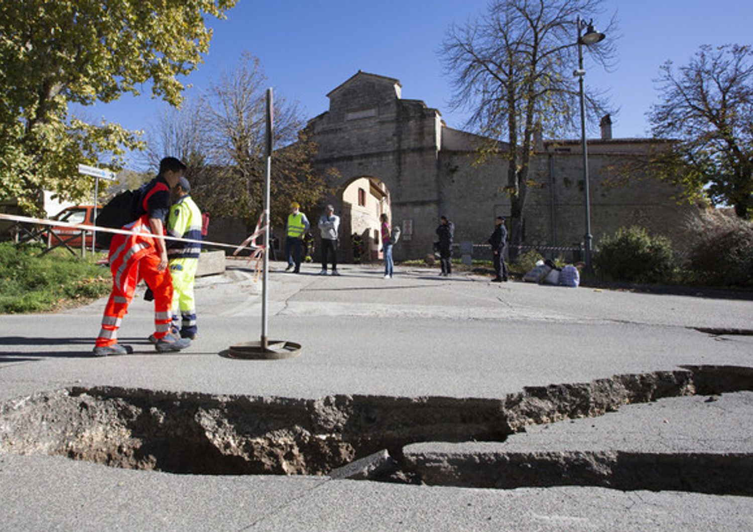 Terremoto Marche Umbria crepa manto stradale  (Afp)&nbsp;