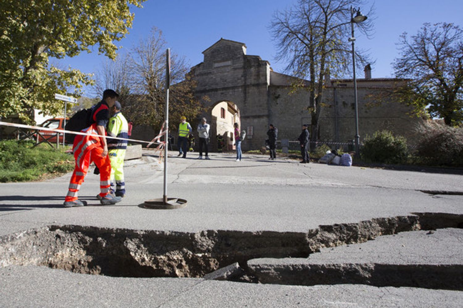 Terremoto Marche Umbria crepa manto stradale  (Afp)&nbsp;