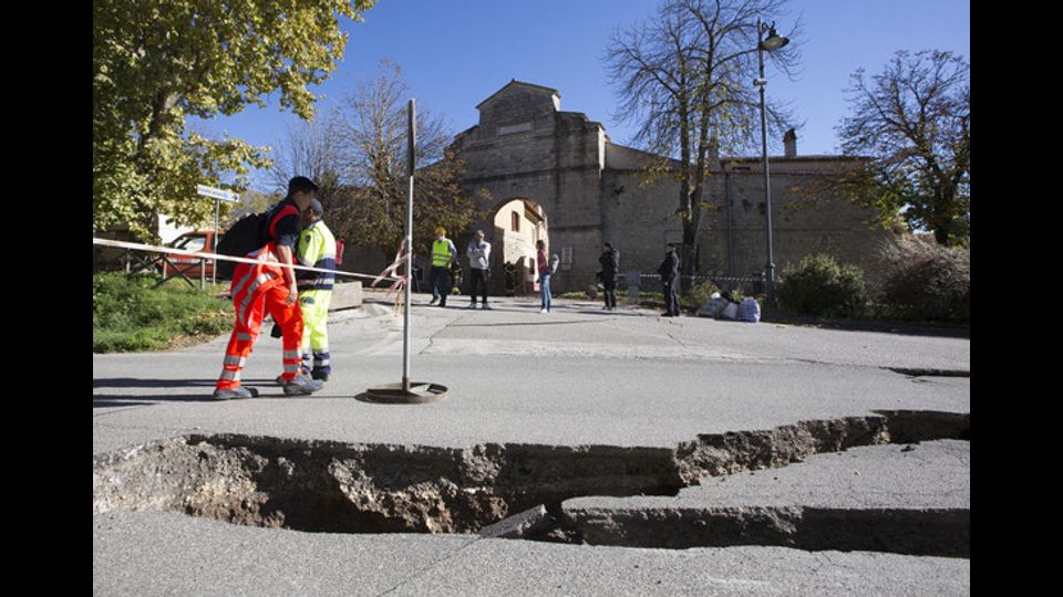 Terremoto Marche Umbria crepa manto stradale  (Afp)&nbsp;