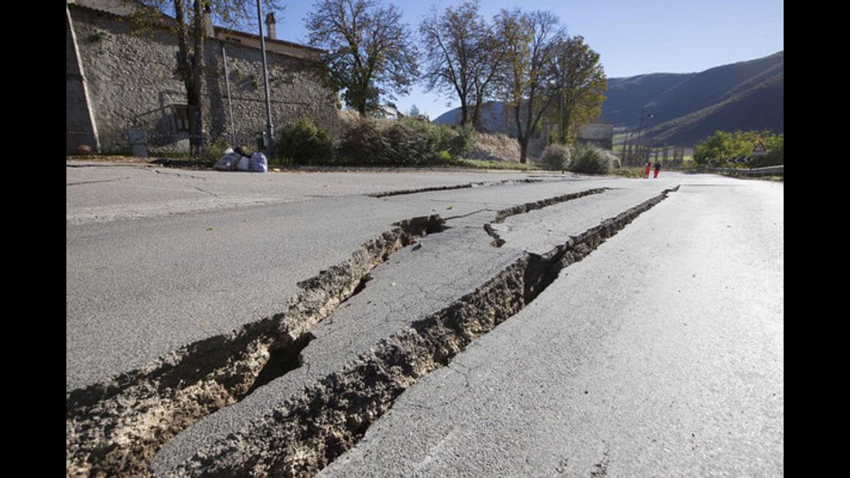 Terremoto Marche Umbria crepa manto stradale  (Afp)2&nbsp;