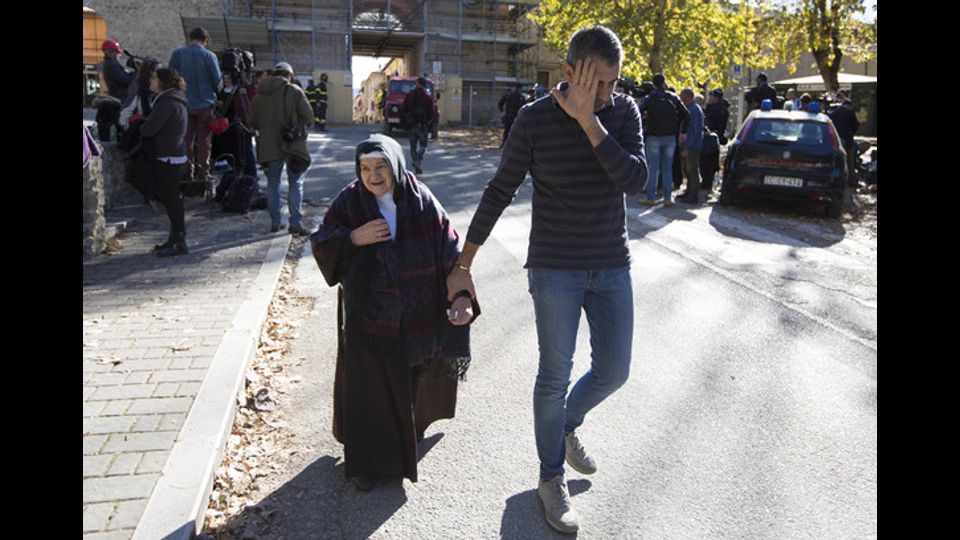 Terremoto Norcia anzia suora portata in salvo da volontari (Afp)&nbsp;