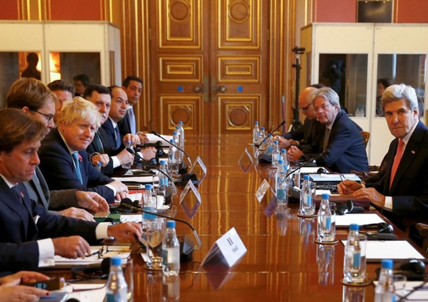 Londra - Summit sulla crisi finanziaria libica -&nbsp;John Kerry,&nbsp;Paolo Gentiloni, Nicolas de Riviere, Boris Johnson, Fayez al-Sarraj, Ahmed Maiteeq (Afp)