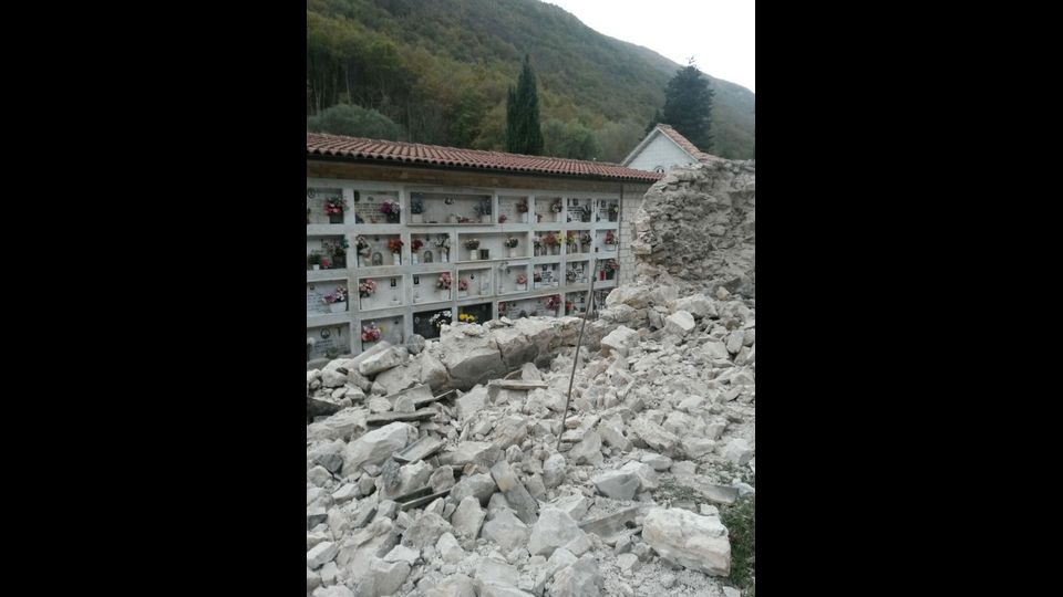 La devastazione dopo il violento terremoto (foto Vincenzo Castellano - Agi) 1 novembre 2016