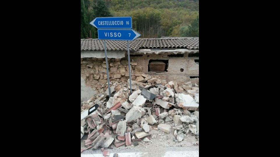 Caduta dei muri perimetrali del cimitero di Visso, (foto Vincenzo Castellano - Agi) 1 novembre 2016&nbsp;