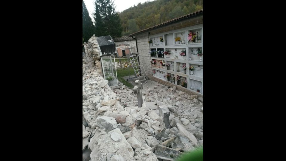 Caduta dei muri perimetrali del cimitero di Visso, (foto Vincenzo Castellano - Agi) 1 novembre 2016