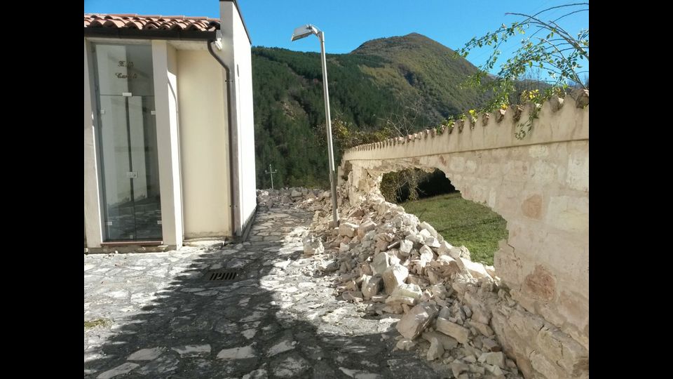 Caduta dei muri perimetrali all'interno del cimitero, (foto Vincenzo Castellano - Agi) 1 novembre 2016&nbsp;