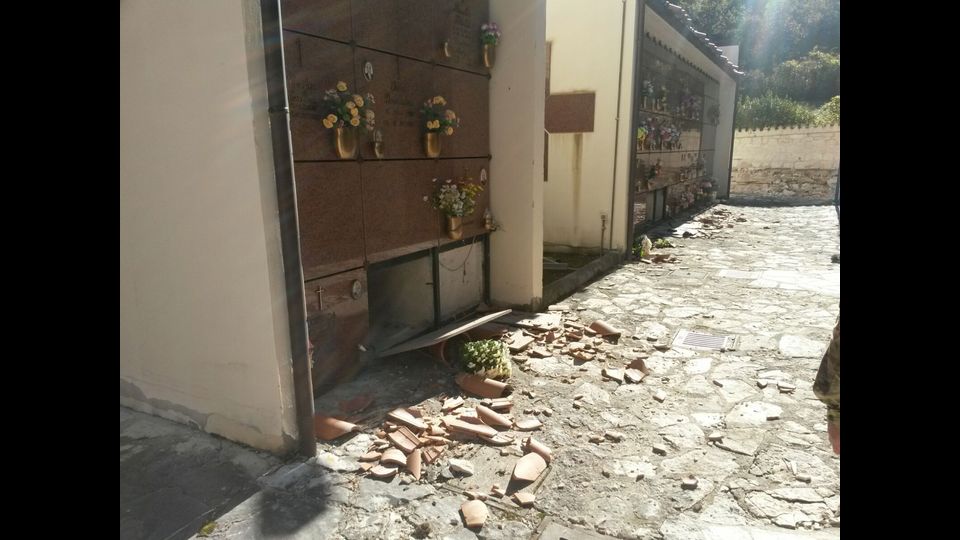 Loculi scoperchiati dopo la scossa di terremoto (foto Vincenzo Castellano - Agi) 1 novembre 2016&nbsp;