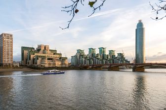 Londra - sede MI5 - Tamigi - Torre di St. George e Vauxhall Bridge (Afp)