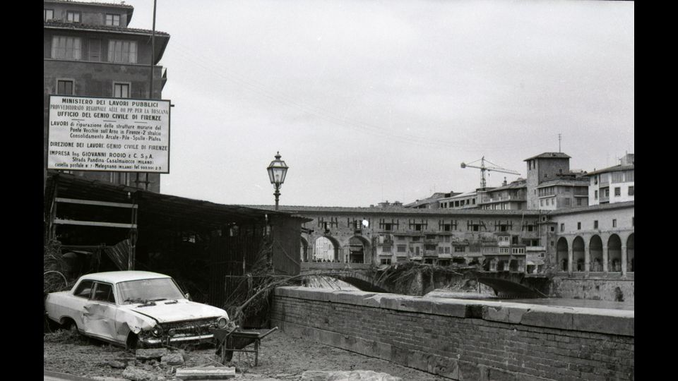 &nbsp; Cos&igrave; si presentava Firenze cinquant'anni fa dopo l'alluvione&nbsp;(foto dall'archivio storico di Agi)