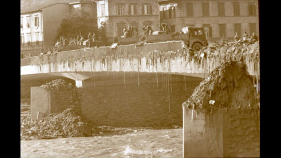 &nbsp; &nbsp; Cos&igrave; si presentava Firenze cinquant'anni fa dopo l'alluvione&nbsp;(foto dall'archivio storico di Agi)