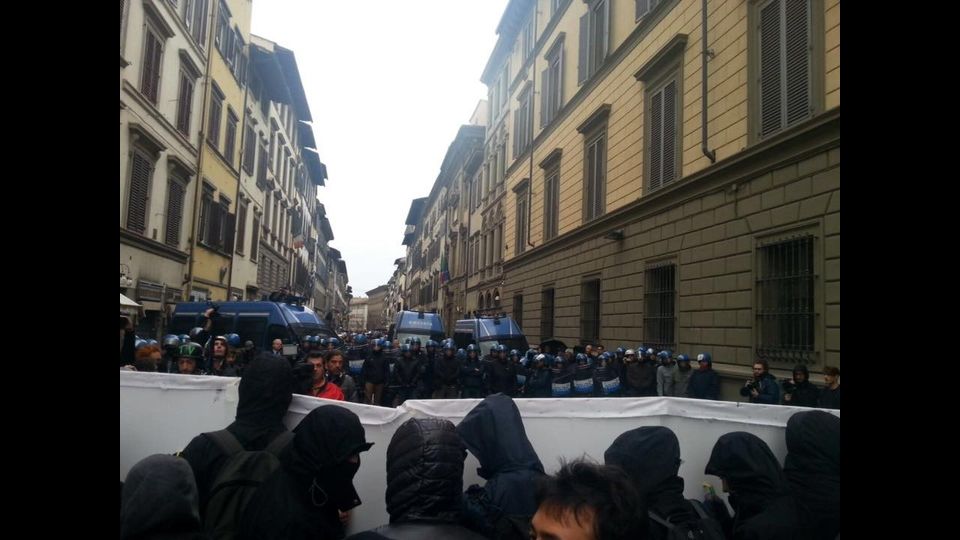 Scontri a Firenze, carica della polizia contro i manifestanti anti-Leopolda&nbsp;(foto da Facebook)