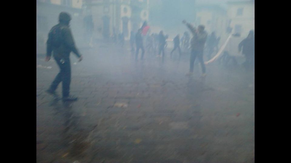 &nbsp;Scontri a Firenze, carica della polizia contro i manifestanti anti-Leopolda