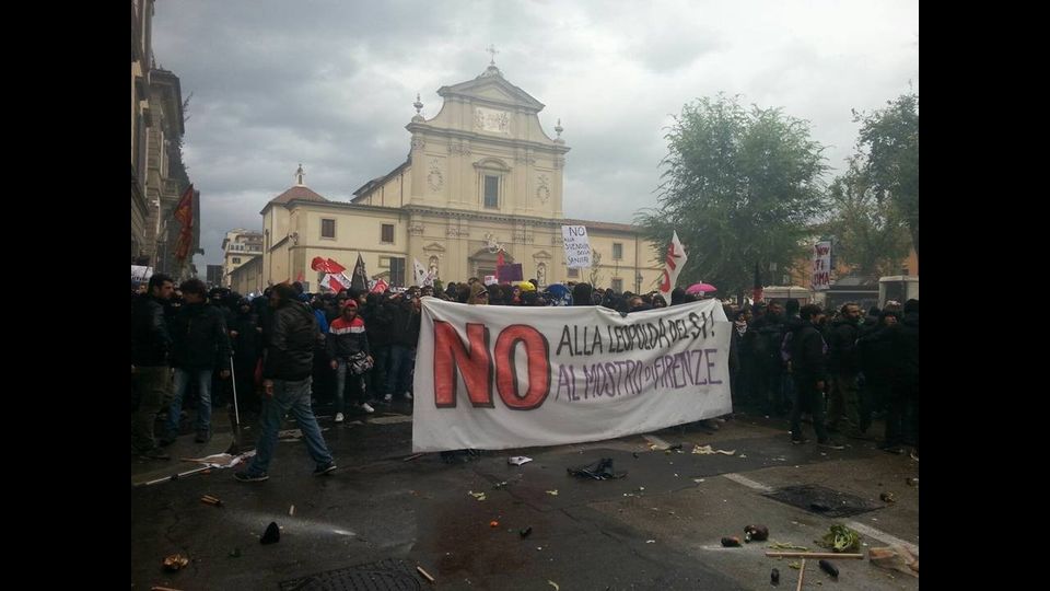 &nbsp;Scontri a Firenze, carica della polizia contro i manifestanti anti-Leopolda (foto da Facebook)